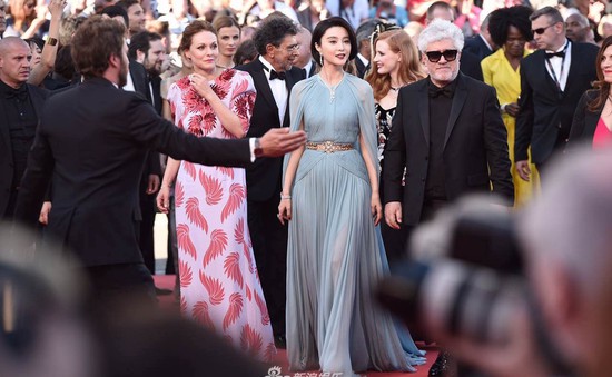 Đẹp tựa nữ thần, Phạm Băng Băng vẫn bị "đàn em" lấn át ở LHP Cannes