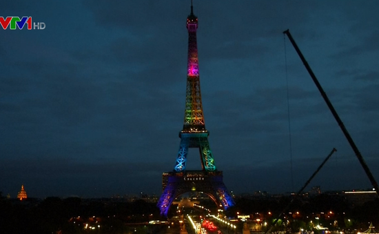 Tháp Eiffel tưng bừng đón vị khách thứ 300 triệu