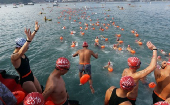 Tổ chức cuộc thi bơi qua cảng Victoria của Hong Kong, Trung Quốc