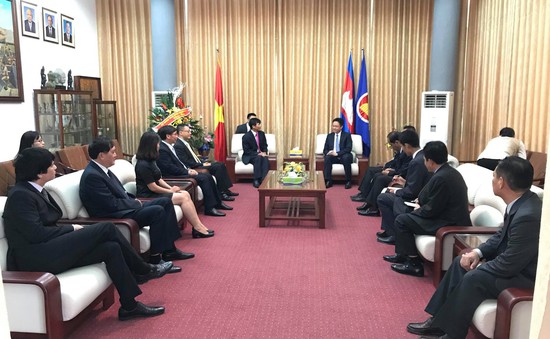 Thứ trưởng Đặng Đình Quý dẫn đầu Đoàn Bộ Ngoại giao Việt Nam chúc mừng Quốc khánh Campuchia