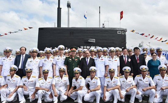 Thủ tướng dự lễ thượng cờ 2 tàu ngầm Kilo Đà Nẵng và Bà Rịa - Vũng Tàu
