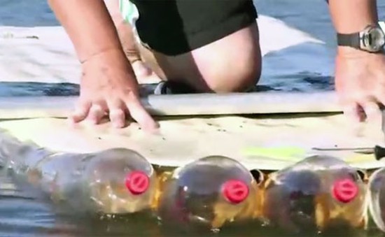 Dùng chai nhựa làm thuyền để làm sạch bãi biển