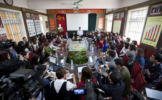 Công bố quyết định cách chức Hiệu trưởng trường Tiểu học Nam Trung Yên