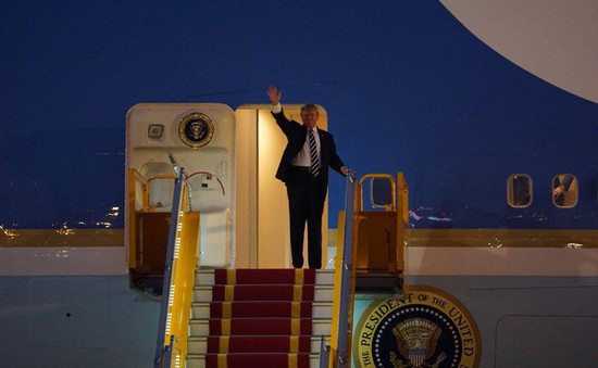 VIDEO: Lễ đón Tổng thống Mỹ Donald Trump tại sân bay Nội Bài