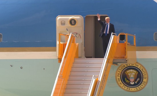 Chùm ảnh: Tổng thống Mỹ Donald Trump vẫy chào Đà Nẵng từ chuyên cơ Air Force One
