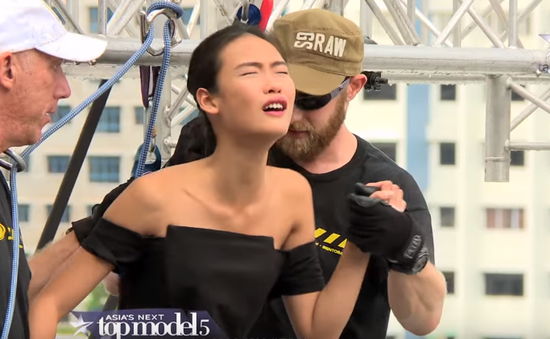 Thí sinh Asia’s Next Top Model khóc thét vì lơ lửng bên nhà cao tầng