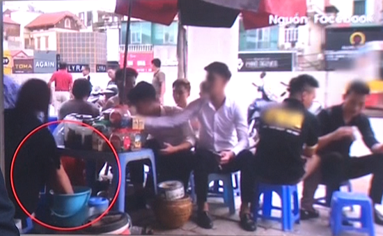 Sự thật về clip chủ quán trà đá ở Hà Nội dùng nước rửa chân bán cho khách