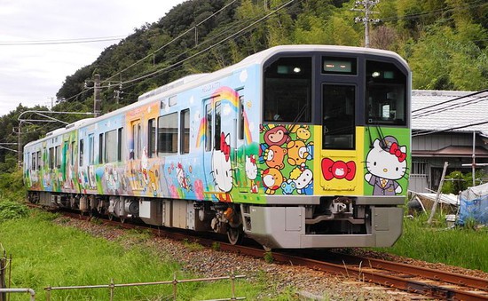 Những đoàn tàu "khoác áo Hello Kitty" đặc biệt ở Nhật Bản
