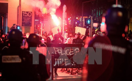 Cảnh sát xâm hại thanh niên da màu làm “nóng” chiến dịch tranh cử tổng thống Pháp