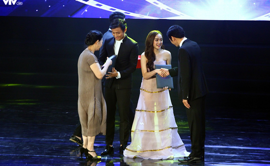 Nhận giải Nam diễn viên chính xuất sắc, Quý Bình liên tục cảm ơn Minh Hằng