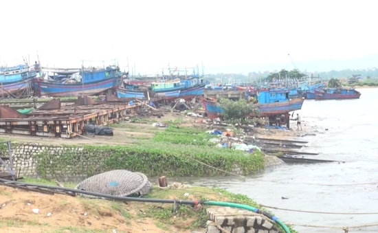 Triều cường dâng cao “xóa sổ” bãi đóng tàu của ngư dân ở Phú Yên