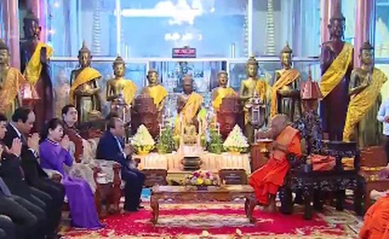 Thủ tướng Nguyễn Xuân Phúc chào và chúc mừng năm mới Đại tăng thống Tep Vong