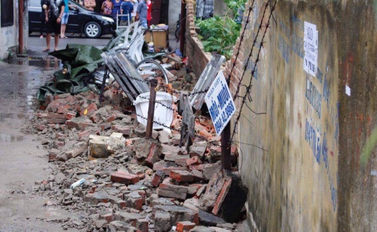 Hải Phòng: Bức tường đổ sập sau mưa, một cháu bé thiệt mạng