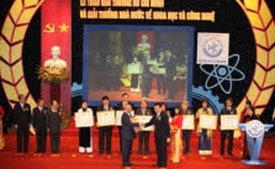 Trao tặng giải thưởng Hồ Chí Minh, giải thưởng Nhà nước về KH&CN