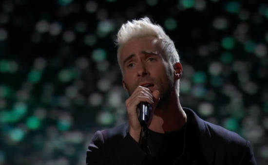 The Voice: Adam Levine nghẹn ngào hát tặng học trò cũ đã qua đời