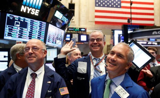 Chỉ số công nghiệp Dow Jones lần đầu vượt mốc 24.000 điểm