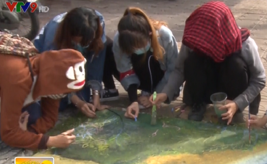 Cần Thơ: Sinh viên vẽ tranh trên nắp cống tuyên truyền bảo vệ môi trường