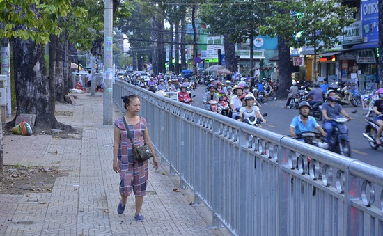 TP.HCM: Lắp rào chắn vỉa hè quanh Bệnh viện Chợ Rẫy