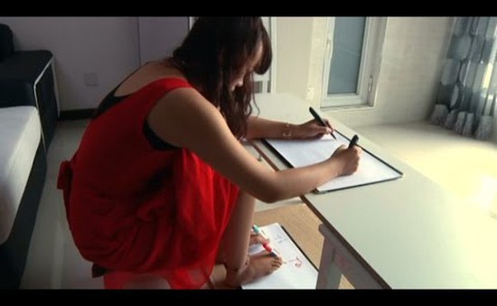 Người phụ nữ viết chữ điêu luyện bằng cả 2 chân, 2 tay