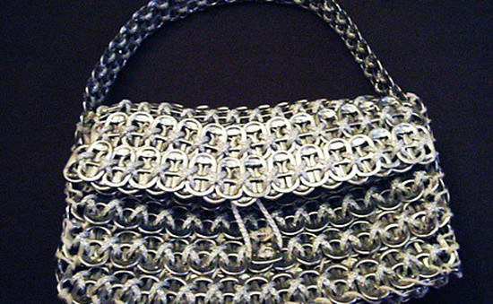Độc đáo túi xách đan từ nắp lon, dây dù