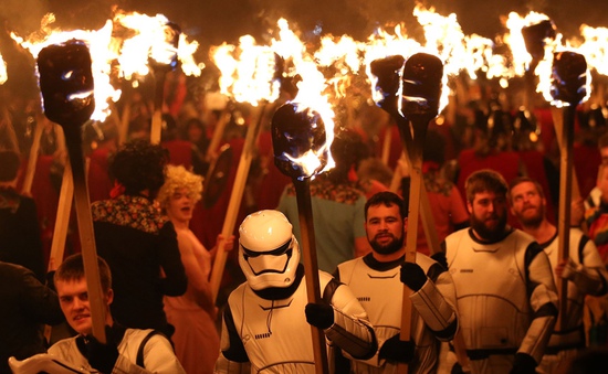 1.000 Viking tham dự Lễ hội lửa tại Scotland