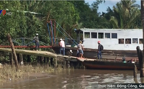 Sóc Trăng: Cấm phà, người dân qua sông Hậu bằng thuyền máy
