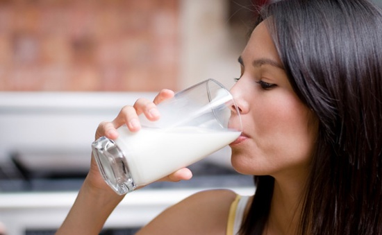 Vì sao một số người bị tiêu chảy khi uống sữa