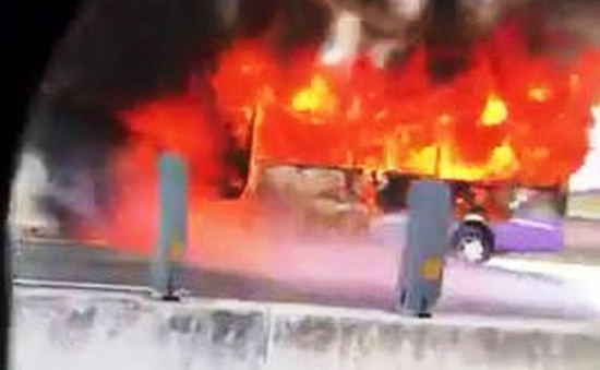 Long An: “Bà hỏa” thiêu rụi xe khách trên đường cao tốc