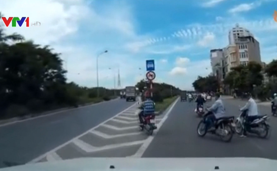 Bất chấp nguy hiểm, nhiều xe máy vẫn đi vào đường cấm trên đại lộ Thăng Long