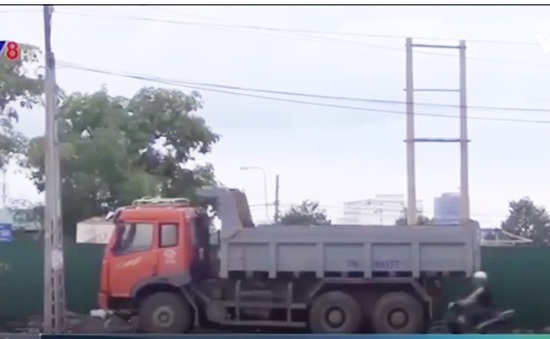 Nha Trang: Né giờ cấm, hàng loạt xe tải “án binh bất động” trên đại lộ