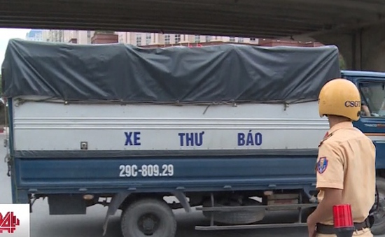 CSGT Hà Nội xử lý nhiều xe tải đội lốt xe thư báo