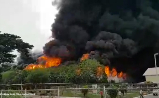 Cháy nhà máy lốp xe ở Philippines, hơn 900 công nhân phải sơ tán