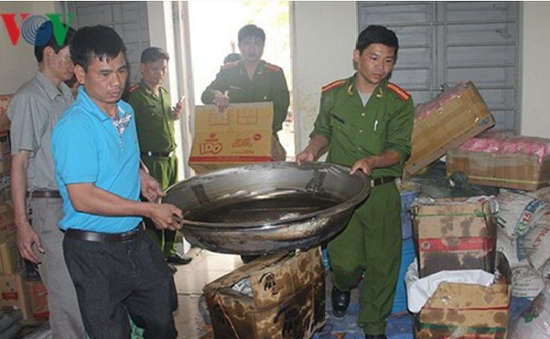 Bắt quả tang cơ sở chứa 18 tấn măng ngâm hóa chất tại Nghệ An
