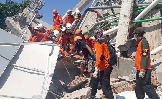 Indonesia nỗ lực tìm kiếm, giải cứu các nạn nhân mắc kẹt sau động đất và sóng thần