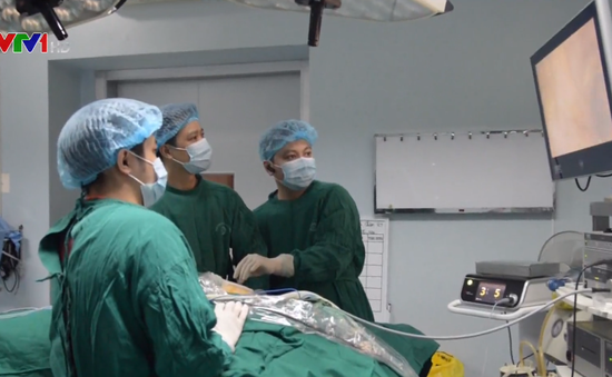 Gặp bác sĩ người Việt thực hiện thành công phẫu thuật nội soi tuyến giáp một lỗ