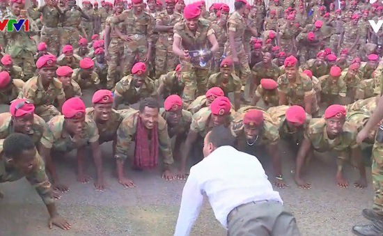 Thủ tướng Ethiopia chống đẩy cùng binh sĩ