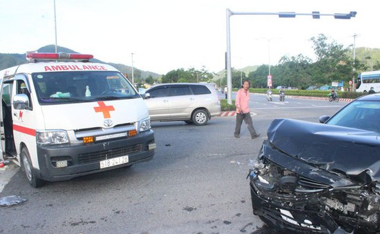Đà Nẵng: Xe cấp cứu gặp tai nạn, y tá văng khỏi xe