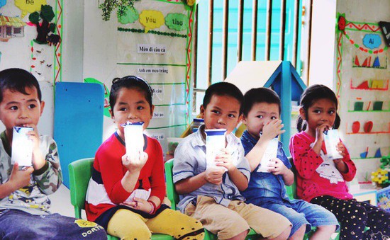 Phụ huynh, nhà trường ở TP.HCM vui mừng đón nhận chương trình "Sữa học đường"