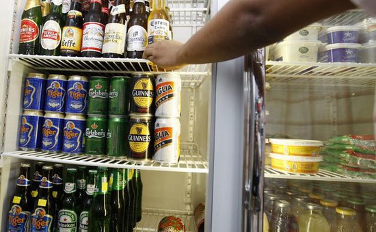 Malaysia tăng độ tuổi tối thiểu được mua đồ uống có cồn