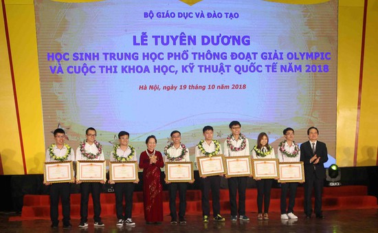 Tuyên dương học sinh THPT đoạt giải Olympic và Cuộc thi Khoa học kỹ thuật quốc tế 2018
