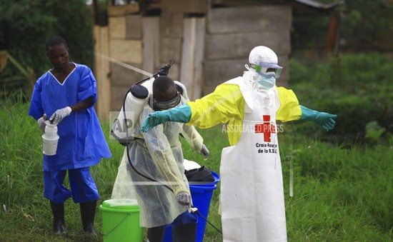 Hai nhân viên y tế bị bắn chết khi dập dịch Ebola ở Congo