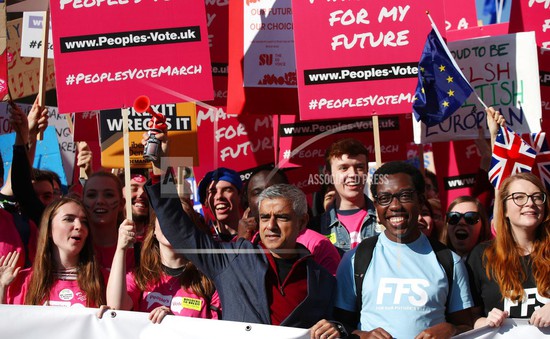 Hàng nghìn người tham gia biểu tình kêu gọi trưng cầu dân ý về thỏa thuận Brexit