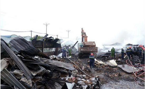 Cháy lớn kho chứa củi trong khu công nghiệp Phú Tài, Bình Định