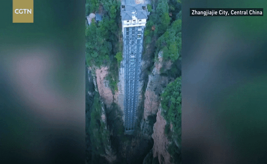 Thang máy ngoài trời bên vách đá cao nhất và tốc độ nhất thế giới
