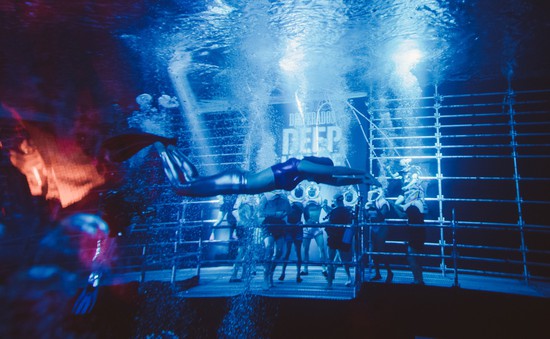 Kỳ thú sàn nhảy disco dưới nước