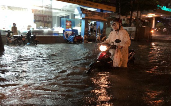 Người dân TP.HCM vẫn khổ vì ngập sâu sau mưa