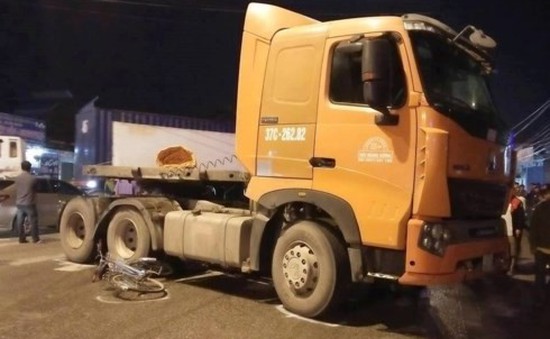Nghệ An: Container cuốn 2 xe đạp, 1 học sinh tử vong
