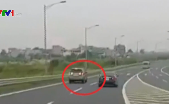 Bất chấp nguy hiểm, tài xế vô tư cho xe ô tô chạy lùi trên cao tốc