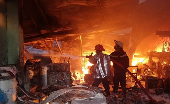 Hà Nội: Cháy lớn tại kho nhà xưởng Công ty cổ phần Du lịch thương mại và đầu tư