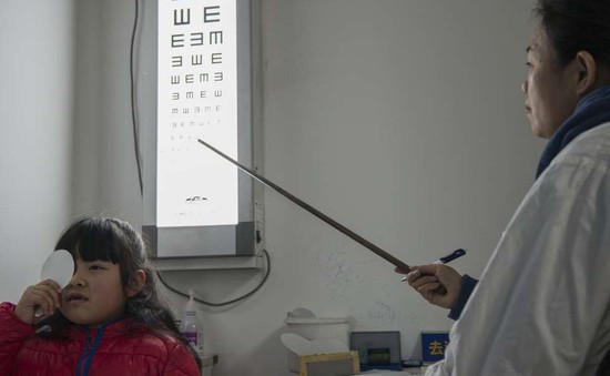 Trung Quốc nỗ lực chống cận thị ở trẻ em